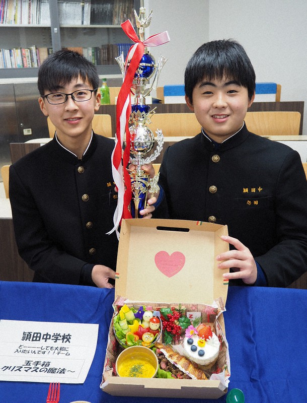 作品を前に優勝を喜ぶ頴田中の森田さん(右)と松下さん