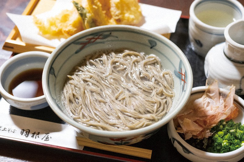 「献上そば 羽根屋 本店」の「釜あげそば」。「割子そば」よりも麺がやや太めで、食べごたえがあった=筆者撮影