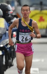 3区で先頭を追う洛南の佐藤=久保玲撮影