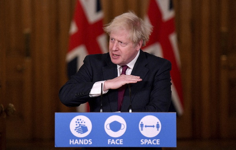 社会規制の発動を発表するジョンソン英首相=ロンドンの首相官邸で2020年12月19日、AP