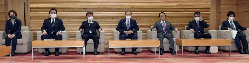 閣議に臨む(左から)橋本聖子五輪担当相、赤羽一嘉国土交通相、茂木敏充外相、菅義偉首相、麻生太郎副総理兼財務相、河野太郎行政改革担当相、田村憲久厚生労働相=首相官邸で2020年12月21日午前9時59分、竹内幹撮影