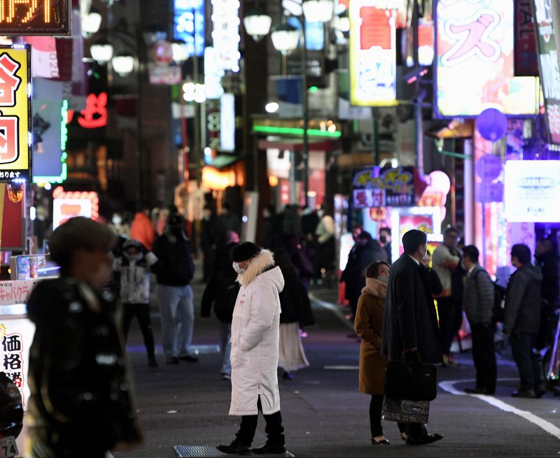 夜の東京・新宿=東京都新宿区で2020年12月17日、竹内紀臣撮影(写真と本文は関係ありません)