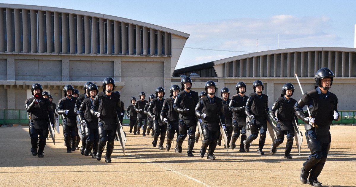 重装備で走り込み、鉄壁の隊列訓練…有事に備えた精鋭部隊 香川県警