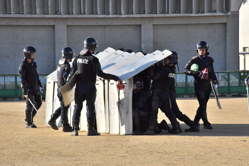 重装備で走り込み 鉄壁の隊列訓練 有事に備えた精鋭部隊 香川県警 管区機動隊 毎日新聞