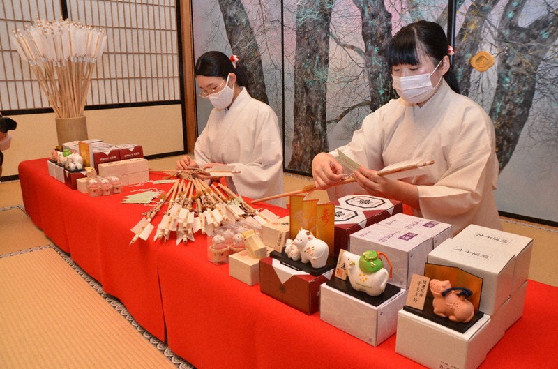 牛の縁起物を前に、御神矢を点検するみこたち=京都府八幡市の石清水八幡宮で、鈴木健太郎撮影