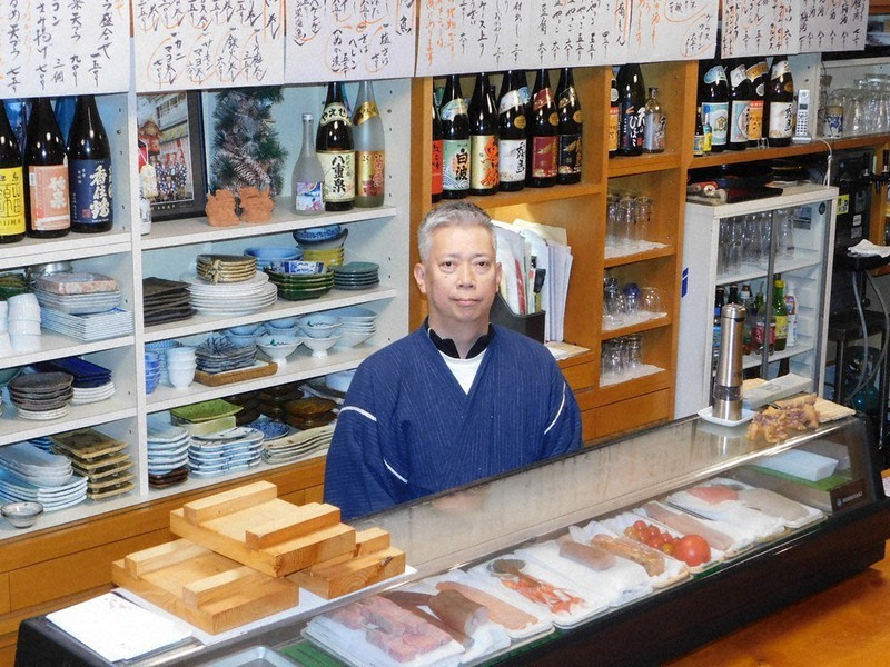 「毎日、食材に遊んでもらっている」と話す小料理店「とみや」の芳賀明人さん=兵庫県豊岡市城崎町湯島で、村瀬達男撮影