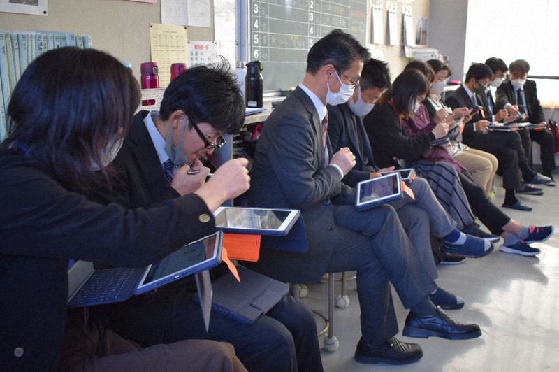 生徒と一緒にタブレット端末を活用した英語の授業を受ける兵庫県三田市立上野台中学の教員たち=兵庫県三田市志手原の上野台中学校で、稲田佳代撮影