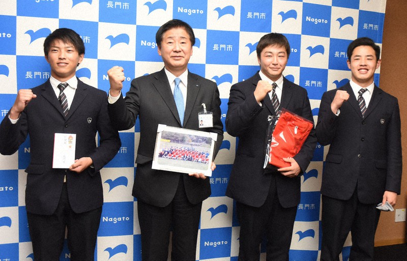 長門市の江原市長(左から2人目)を訪問した大津緑洋高ラグビー部の林主将(左端)たち