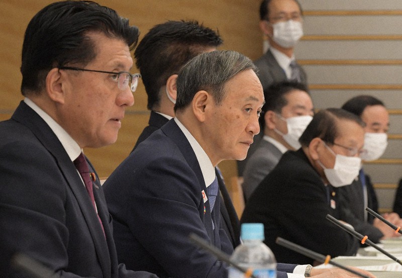 デジタル・ガバメント閣僚会議に臨む菅義偉首相(左から2人目)。左端は平井卓也デジタル改革担当相=首相官邸で21日、竹内幹撮影