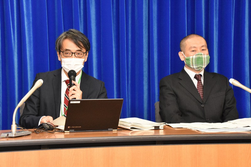 アドバイザリーボードの会合後の記者会見で新型コロナウイルスの変異種について説明する座長の脇田隆字・国立感染症研究所長(左)と鈴木基・同研究所感染症疫学センター長=東京都千代田区で2020年12月22日午後8時54分、矢澤秀範撮影
