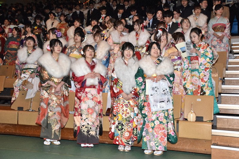 今年1月の成人式に参加する晴れ着姿の新成人たち=盛岡市本宮5の盛岡タカヤアリーナで、山田豊撮影