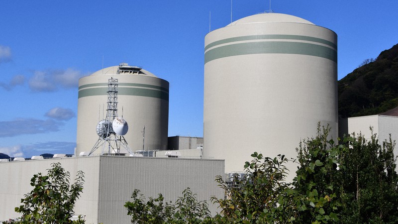 関西電力が再稼働を目指す高浜原発1号機(手前)と2号機(奥)=福井県高浜町で2020年12月2日、塩田敏夫撮影
