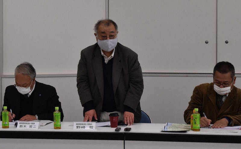 協議会の冒頭「福島で漁業を続けるとの大きな目標を掲げてゆく」と語る野崎哲・福島県漁連会長(中央)=いわき市中央台飯野4の県水産会館で2020年12月22日、柿沼秀行撮影