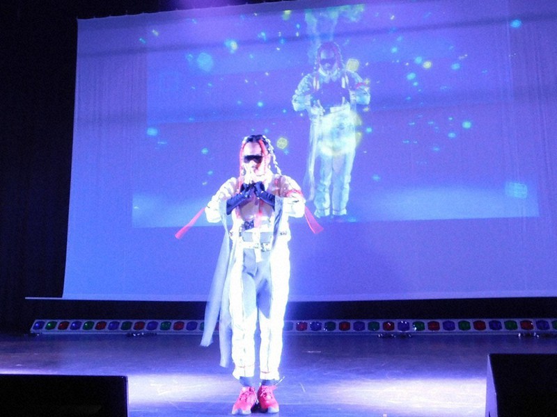 AR(拡張現実)ダンスを披露するKento Moriさん。バックのモニターには実際に踊る映像とカラフルな球体や円などが合成して表示される=兵庫県豊岡市城崎町湯島の城崎国際アートセンターで2020年12月20日午後0時56分、村瀬達男撮影