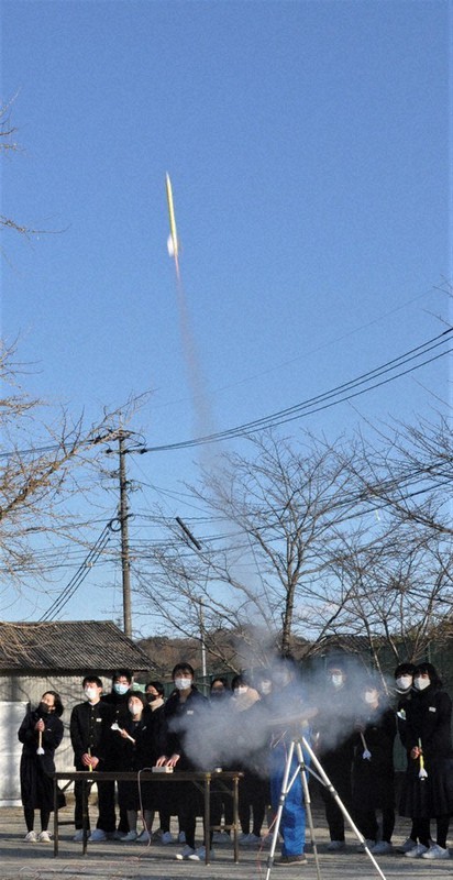 受験生の願いを乗せて勢い良く上昇する「合格ケット」=宮崎県延岡市で2020年12月21日午後3時20分、重春次男撮影