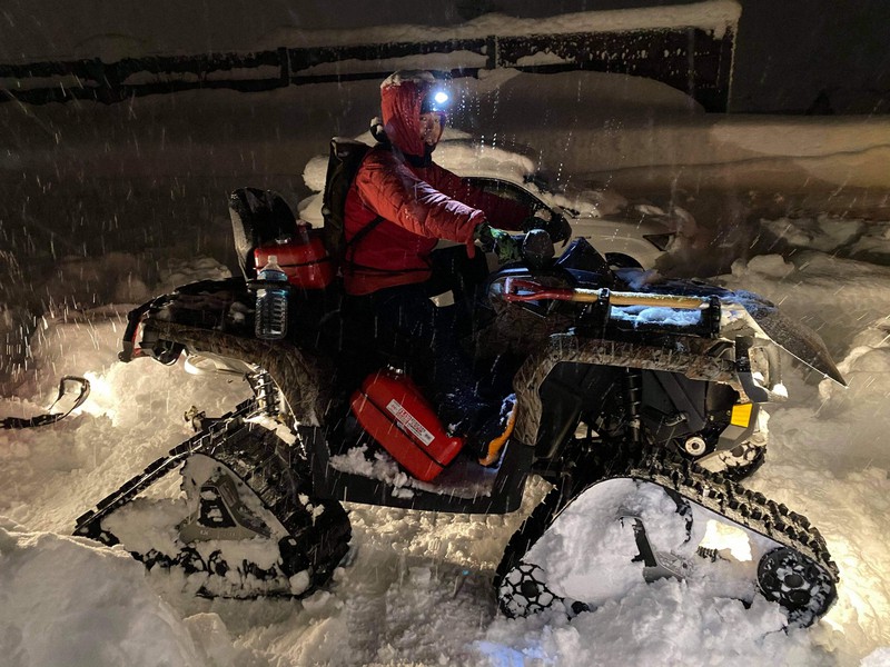 関越自動車道で四輪バギーに乗り、雪道を進む林映寿さん=林さん提供