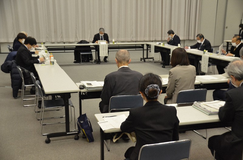 年末年始の新型コロナウイルス患者の受け入れ態勢などについて話し合われた大阪府の対策協議会=大阪市中央区で2020年12月23日午後7時22分、松本光樹撮影