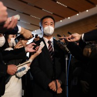 菅義偉首相との面会を終え、報道陣の取材に応じる日本学術会議の梶田隆章会長（中央）＝首相官邸で2020年10月16日午後3時51分、小川昌宏撮影