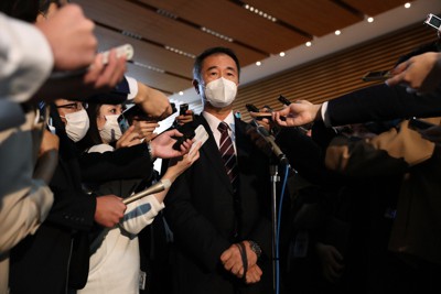 菅義偉首相との面会を終え、報道陣の取材に応じる日本学術会議の梶田隆章会長(中央)=首相官邸で2020年10月16日午後3時51分、小川昌宏撮影