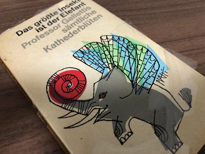 ドイツで買い求めた古書「世界最大の昆虫はゾウである~ガレッティ教授の全教壇失言録」(1971年版)=2020年12月、篠田航一撮影
