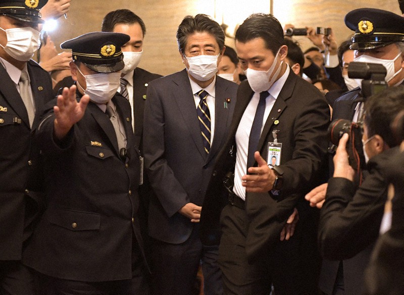 自身の後援会が主催した「桜を見る会」の前夜祭を巡り、東京地検特捜部が任意での事情聴取を求めたことに関し、衆院本会議後に記者団の質問に答えた安倍晋三前首相=国会内で2020年12月4日午後3時14分、竹内幹撮影