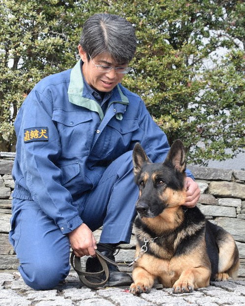 中村紀夫警部補とハルダ・フォン・レーベン号=前橋市元総社町の県警鑑識科学センターで2020年12月8日、菊池陽南子撮影