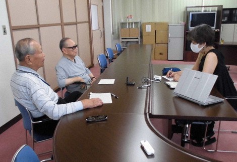 記録が残っていなかった「愛生園少年団歌」を入所者に歌ってもらい楽譜をつくる沢知恵さん(右)=沢知恵さん提供