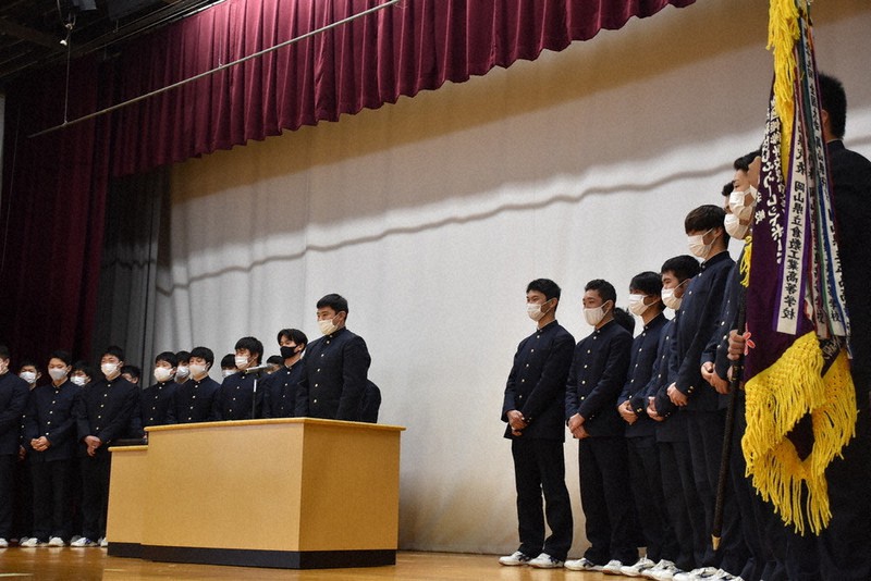 花園での抱負を語る岡本拓也主将(中央)=岡山県倉敷市玉島阿賀崎3の玉島高校で、岩本一希撮影