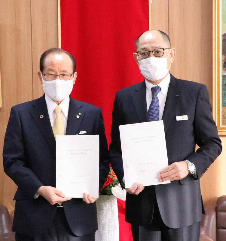 機材レンタルに関する協定書を手にする朝長市長(左)と橋爪支店長