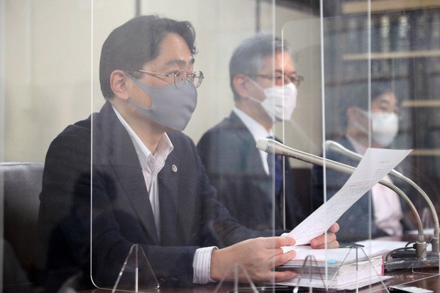 安倍晋三前首相が不起訴処分とされたことを受け、記者会見する泉沢章弁護士(左)ら=東京・霞が関の司法記者クラブで2020年12月24日午後3時7分、吉田航太撮影