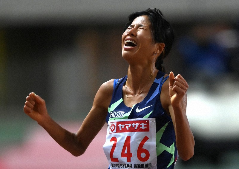 女子1万メートル、1位でフィニッシュし感極まる新谷仁美=大阪市東住吉区のヤンマースタジアム長居で4日、久保玲撮影