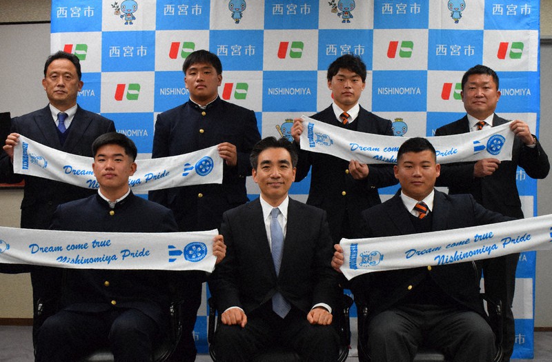 石井登志郎・西宮市長(前列中央)を表敬した、関西学院ラグビー部(右3人)と報徳学園ラグビー部(左3人)の監督と主将ら=兵庫県西宮市六湛寺町の西宮市役所で、稲田佳代撮影