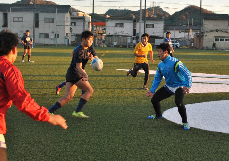 パス練習を繰り返す尾道の選手ら=広島県尾道市向島町の尾道高で、関東晋慈撮影