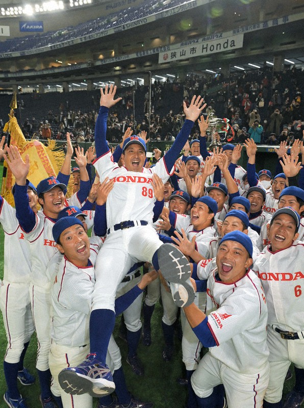 選手たちに胴上げされるホンダ(狭山市)の開田成幸監督(中央)=東京ドームで2020年12月3日、手塚耕一郎撮影