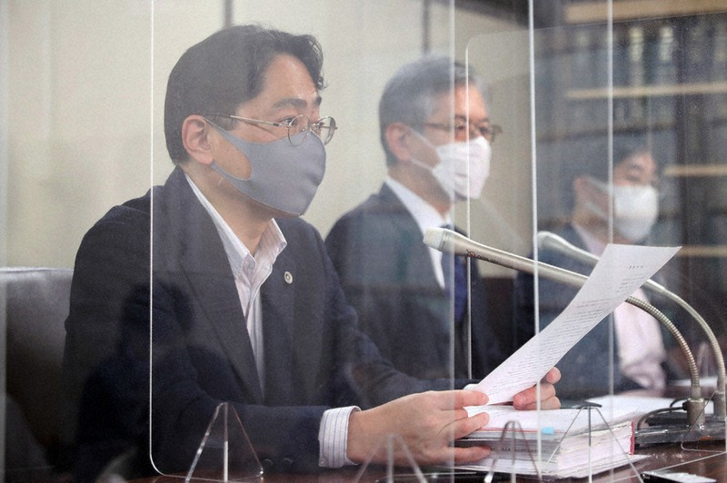 安倍晋三前首相が不起訴処分とされたことを受け、記者会見する泉沢章弁護士(左)ら=東京・霞が関の司法記者クラブで2020年12月24日、吉田航太撮影