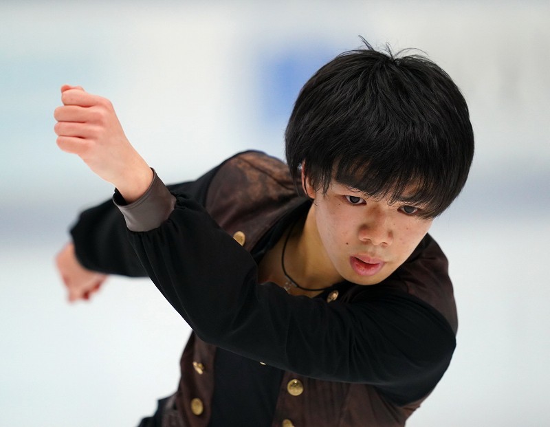 男子SPで演技する佐藤駿=長野市ビッグハットで2020年12月25日(代表撮影)