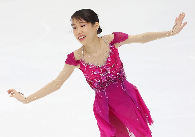 女子SPで演技する三原舞依=長野市ビッグハットで2020年12月25日(代表撮影)