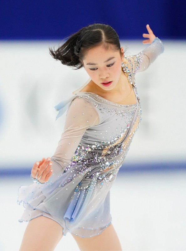 女子SPで演技する吉田陽菜=長野市ビッグハットで2020年12月25日(代表撮影)