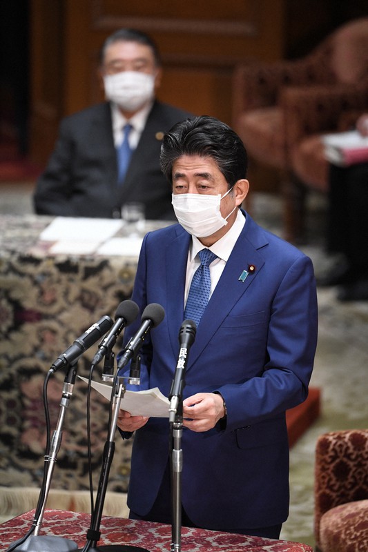 衆院議院運営委員会で「桜を見る会」前夜祭の費用補塡(ほてん)問題について説明する安倍晋三前首相=国会内で2020年12月25日午後1時1分、竹内紀臣撮影