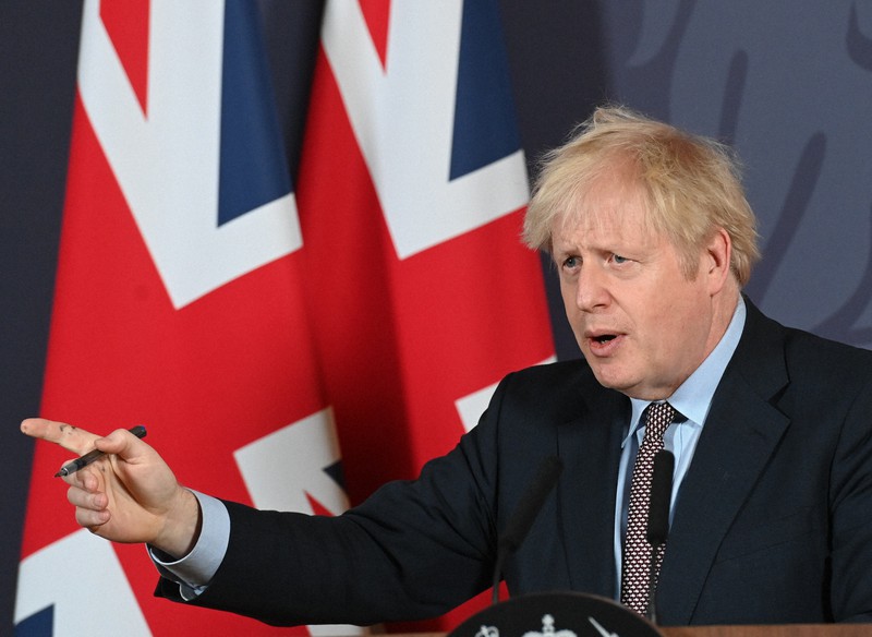 英国と欧州連合の自由貿易協定など、将来関係を巡る交渉の合意について記者会見するジョンソン英首相=ロンドンで2020年12月24日、AP