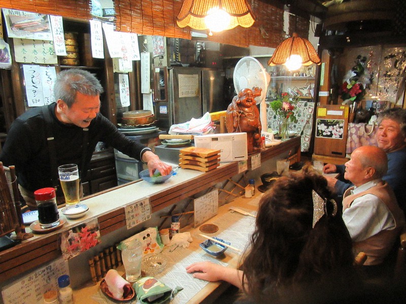 有楽名店街で長野春男さん(左)が料理の腕を振るう「彩季」の店内=神戸市中央区で2020年12月4日午後6時17分、山本真也撮影