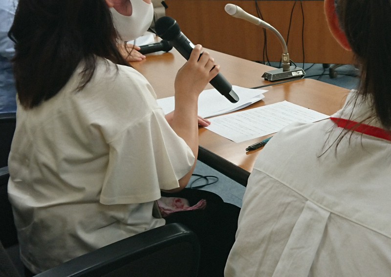 休業手当不払いについて、記者会見で「大企業で働く非正規労働者は補償がなく、苦しんでいる人が多い」と語るパート従業員の女性=東京都千代田区で2020年9月3日午後1時13分、矢澤秀範撮影