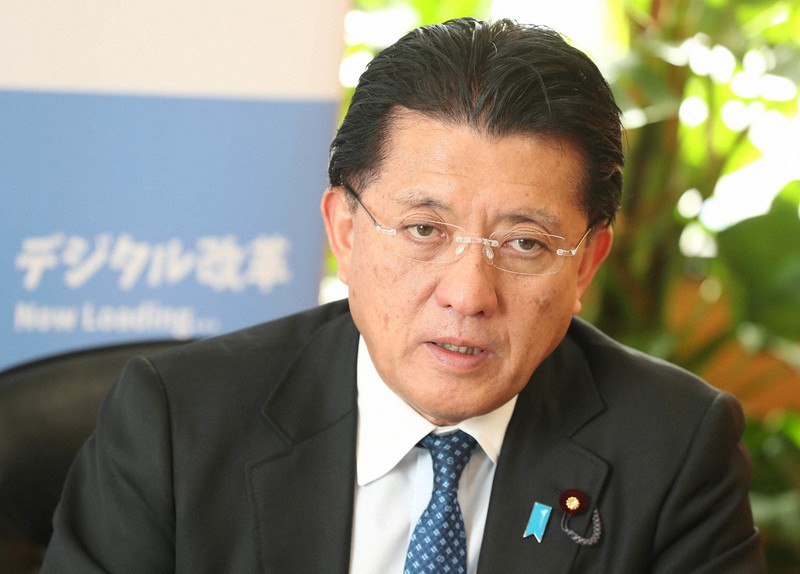 記者の質問に答える平井卓也デジタル改革担当相=東京都千代田区で2020年12月23日、玉城達郎撮影