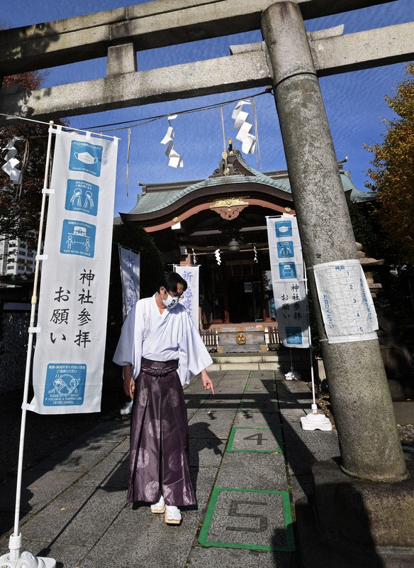 感染防止策が書かれたのぼりをたてるなど、対策を講じている白鬚神社=東京都墨田区で2020年11月、竹内紀臣撮影