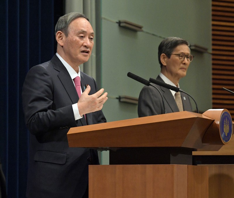 記者会見する菅義偉首相(左)。右は新型コロナウイルス感染症対策分科会の尾身茂会長=首相官邸で2020年12月25日午後6時32分、竹内幹撮影