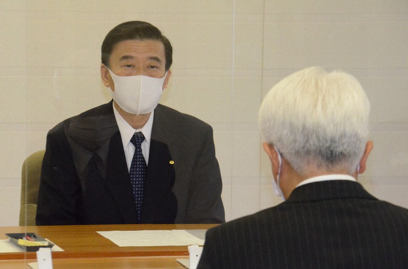 福井県の桜本宏副知事に、中間貯蔵施設の県外候補地を現段階で示すことができないと伝える関西電力の松村孝夫副社長(左)=福井市の福井県庁で2020年12月25日午後1時9分、岩間理紀撮影
