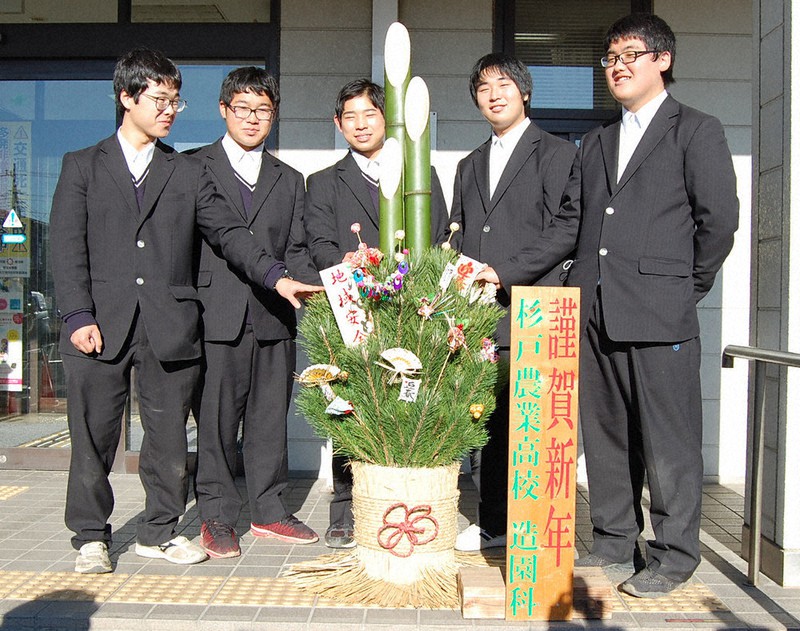 いつもと違う年の瀬 門松自作、2対展示 杉戸農業高 ／埼玉 毎日新聞
