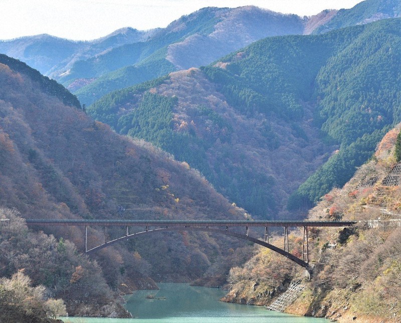 土砂を取り除く工事があった浦山ダムのダム湖「秩父さくら湖」=埼玉県秩父市で11月26日2020年11月26日、山田研撮影