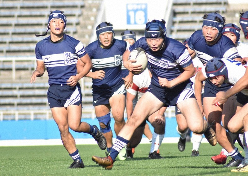 県予選の決勝で相手ディフェンスを振り切り突破する桐蔭学園の選手たち=横浜市神奈川区で2020年11月15日、宮島麻実撮影