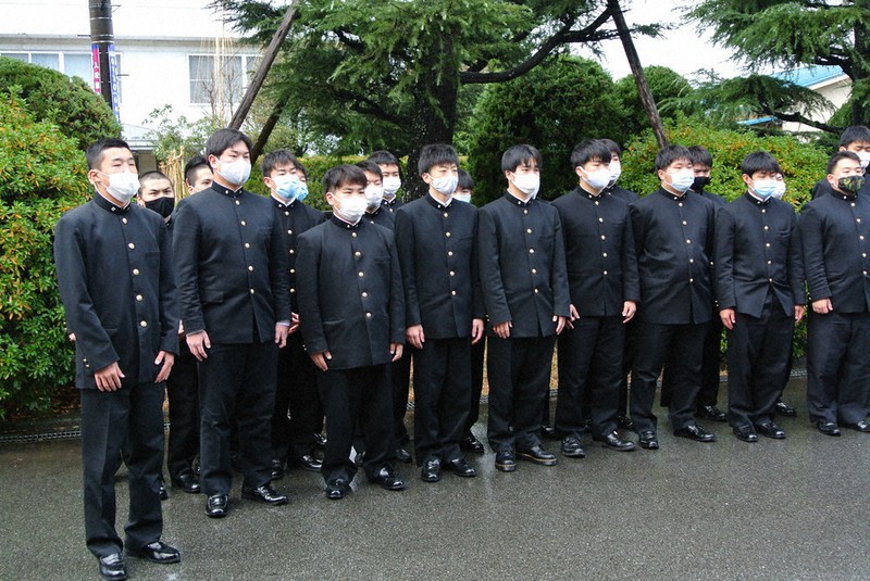 花園での健闘を誓う森力峻主将(左端)=富山市向新庄町5の富山第一高で2020年12月25日、青山郁子撮影